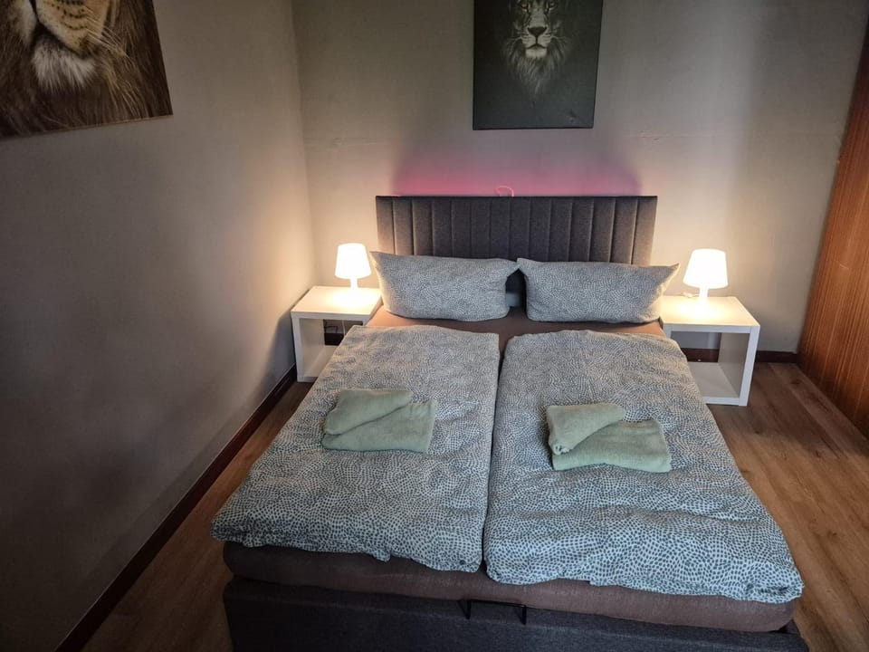 Bed, Bedroom, towels
