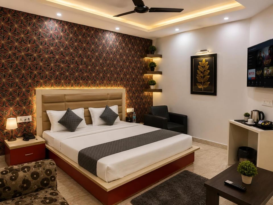 Bed, TV and multimedia, Living room, Photo of the whole room, Seating area, Bedroom, fireplace