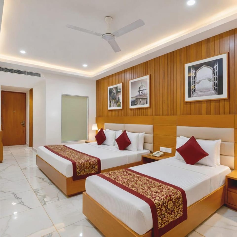 Property building, Communal lounge/ TV room, Bed, TV and multimedia, Living room, Photo of the whole room, Seating area, Evening entertainment, Bedroom, hair dresser