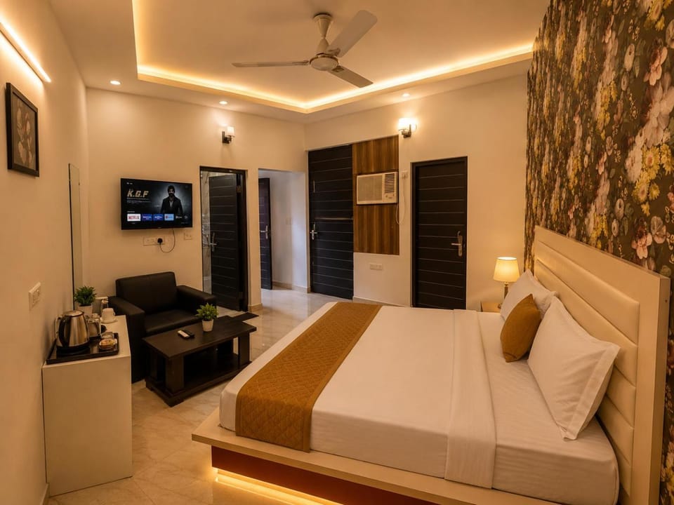 Communal lounge/ TV room, Bed, TV and multimedia, Living room, Photo of the whole room, Seating area, Evening entertainment, Bedroom, fireplace, air conditioner
