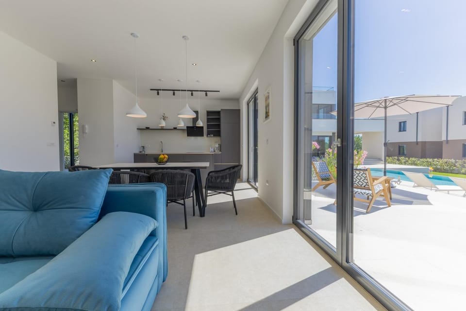 Kitchen or kitchenette, Seating area, Dining area, Swimming pool
