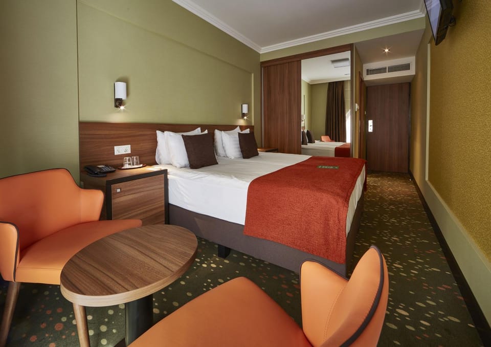 Photo of the whole room, Bedroom, Inner courtyard view