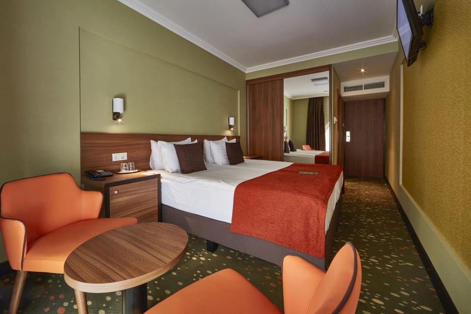 Photo of the whole room, Bedroom, Inner courtyard view