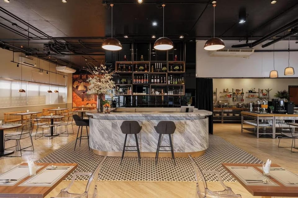 Restaurant/places to eat, Lounge or bar
