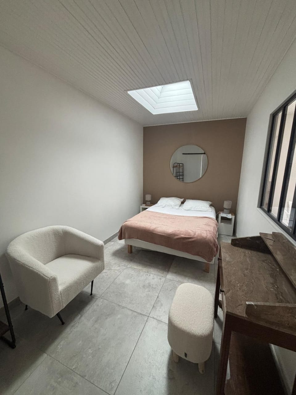 Photo of the whole room, Bedroom