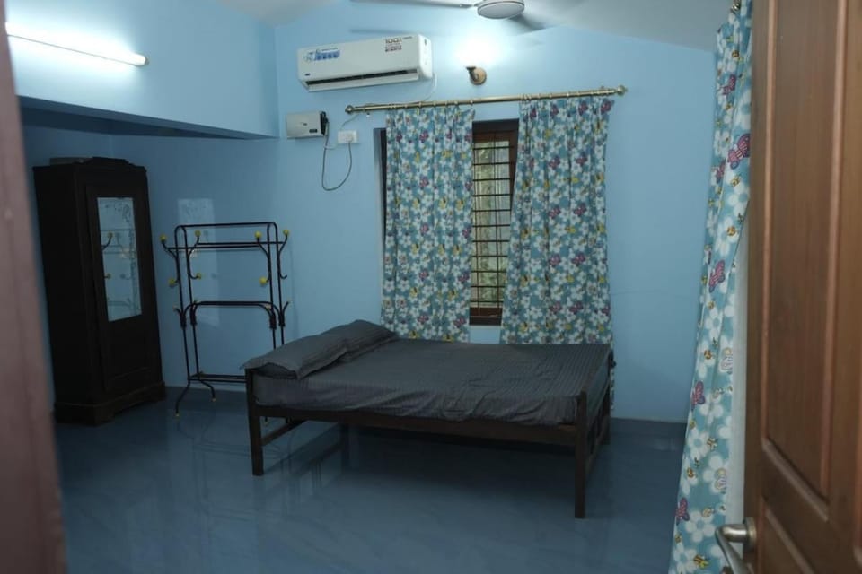 Bed, Photo of the whole room, Bedroom, air conditioner