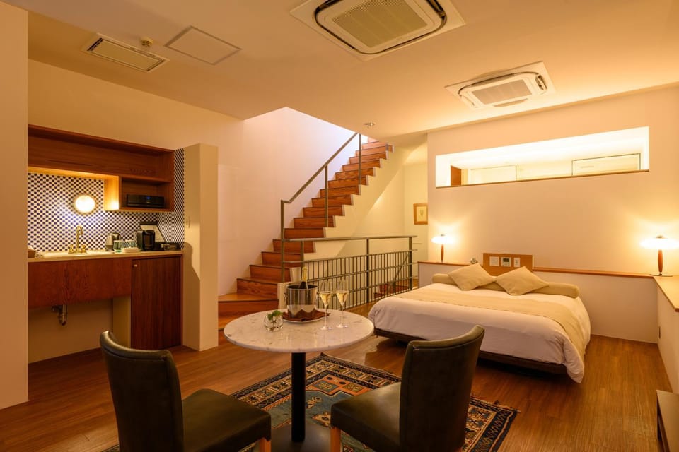 Bed, TV and multimedia, Kitchen or kitchenette, Living room, air conditioner