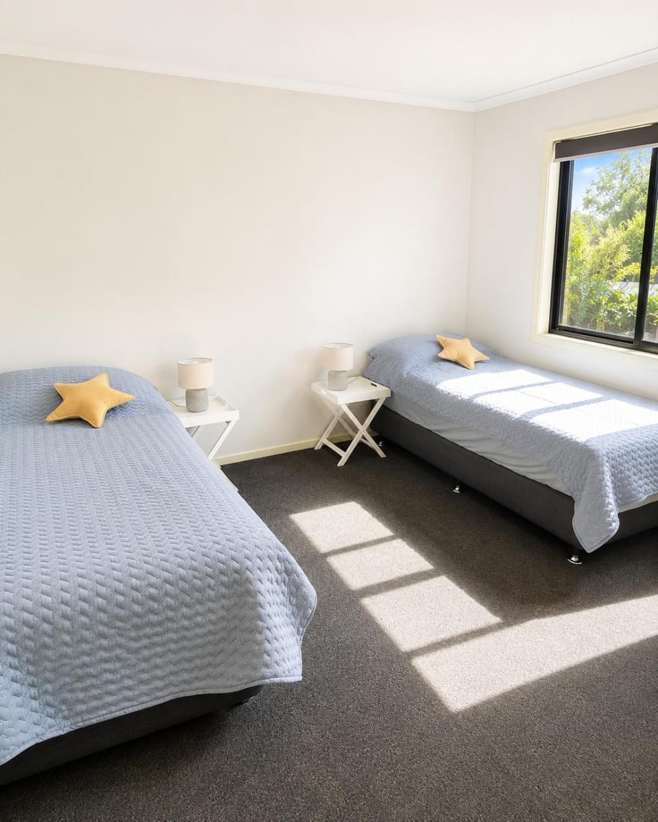 Modern family beach escape, easy walk to beach House in Sandy Point