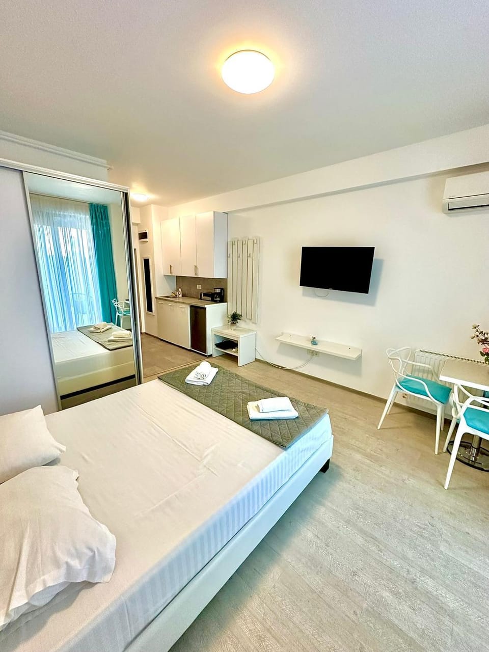 Bed, TV and multimedia, stove, washing machine, air conditioner