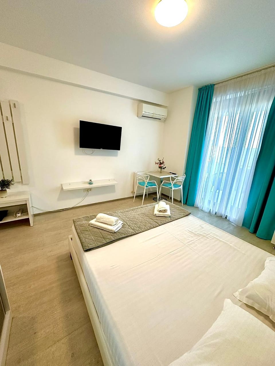 Bed, TV and multimedia, air conditioner