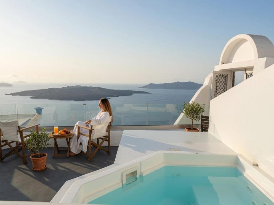 Cliff Caldera Modern Suites -Volcano, Sunset & Caldera View Apartment in Thera