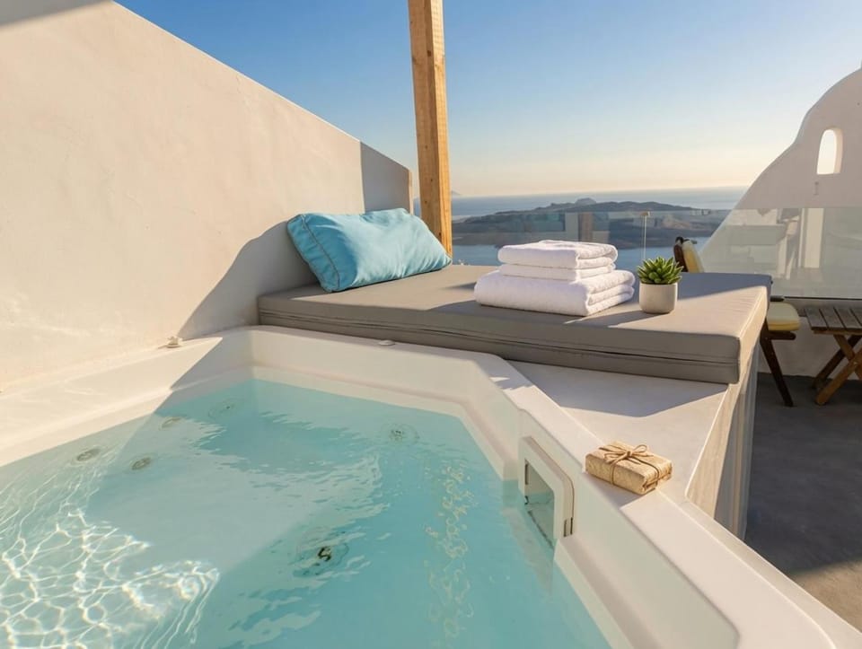 Cliff Caldera Modern Suites -Volcano, Sunset & Caldera View Apartment in Thera