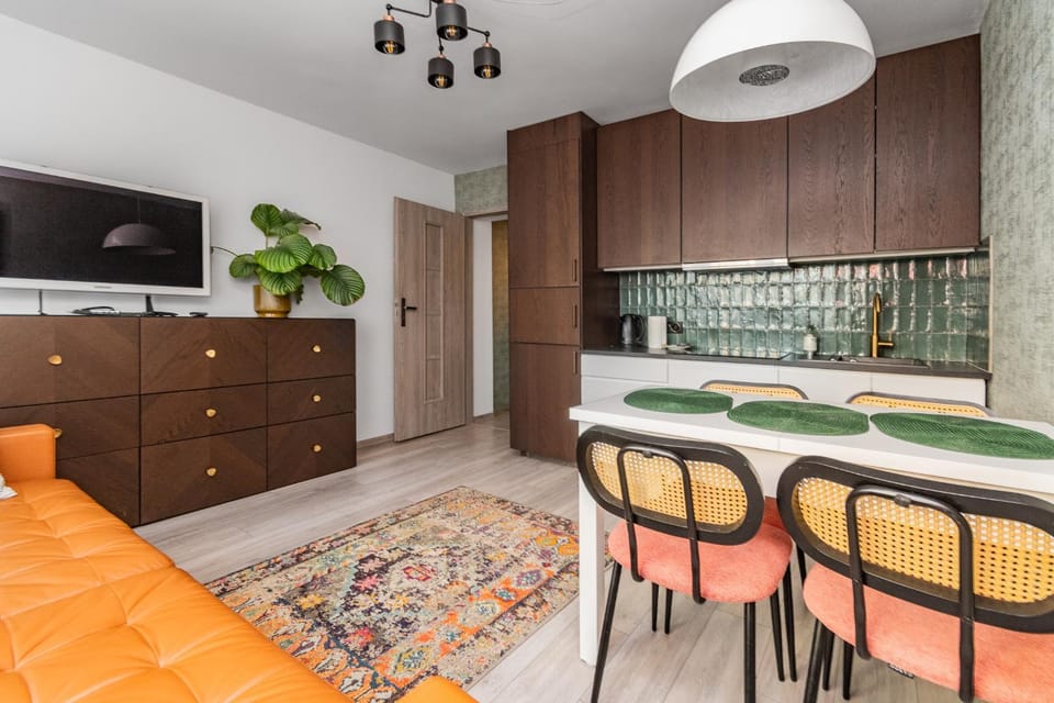 Kitchen or kitchenette, Living room, Seating area, Dining area, oven