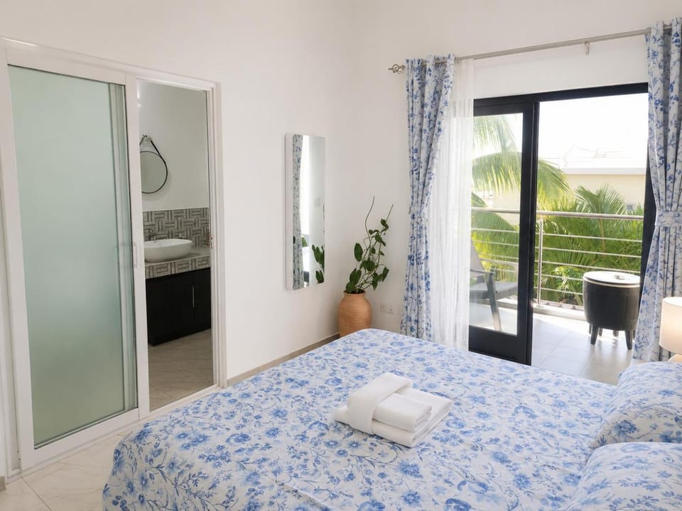 View (from property/room), Balcony/Terrace, Bedroom
