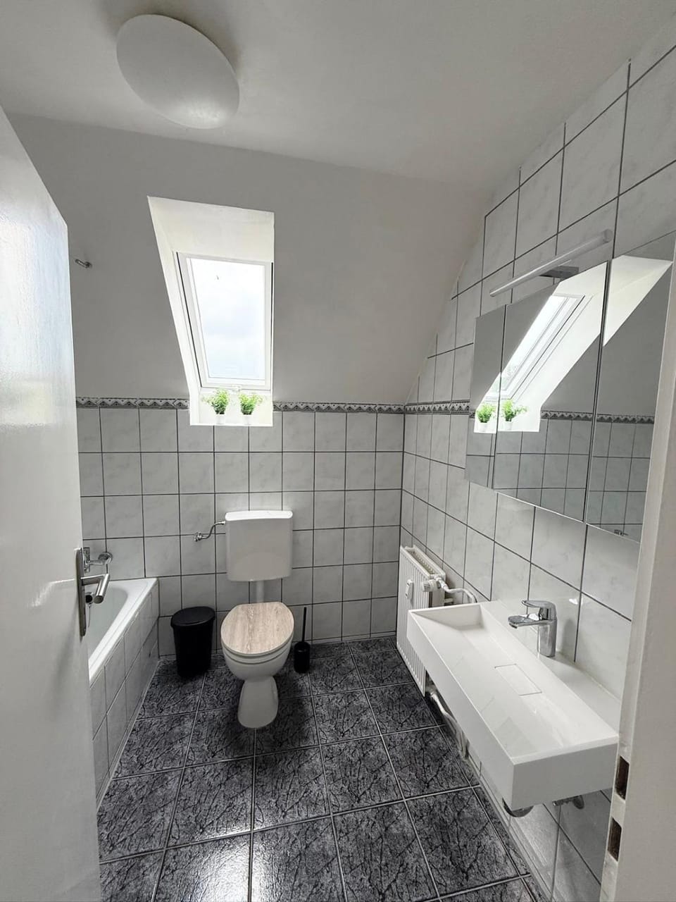 Wohnung mit 2 Schlafzimmern, Küche und Balkon, nahe A2 Apartment in Lower Saxony, Germany