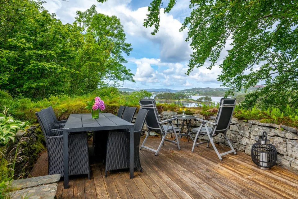 Spring, View (from property/room), Balcony/Terrace, Dining area, Lake view