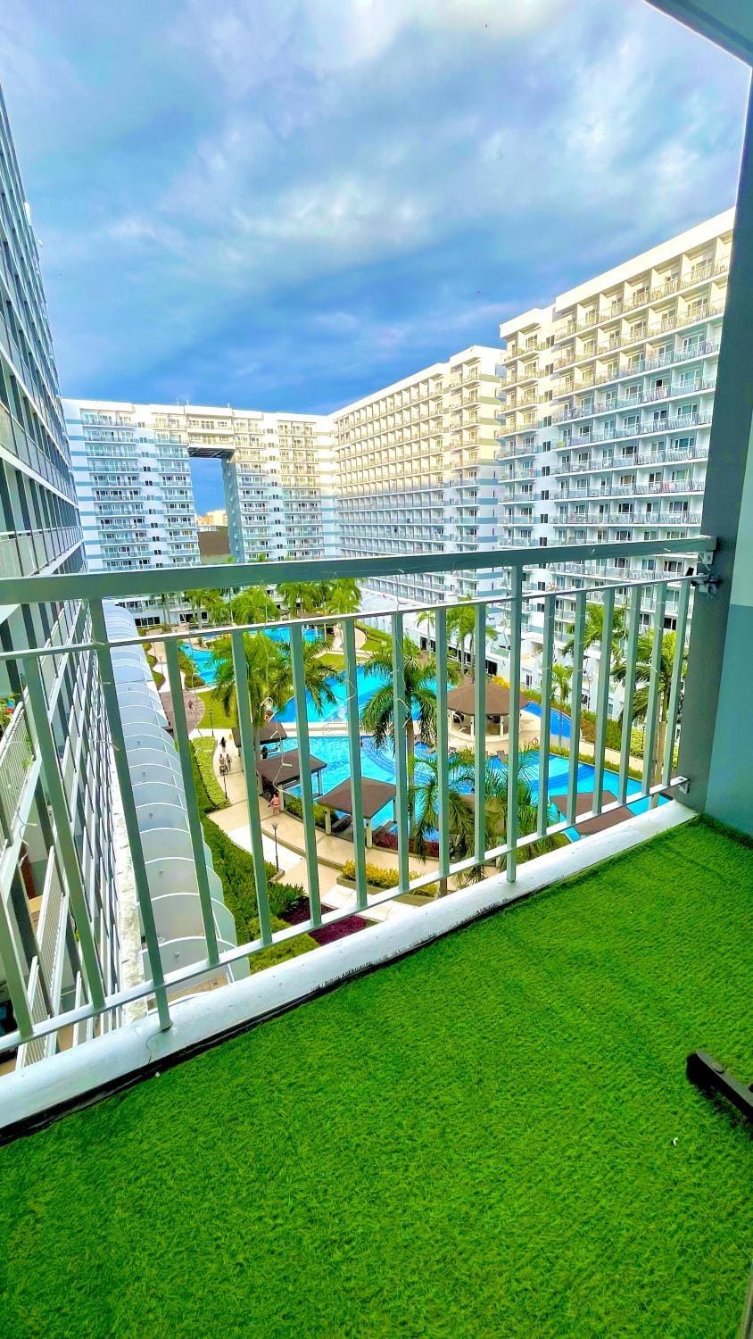 Property building, Day, Garden, View (from property/room), Balcony/Terrace, Garden view, Pool view, Swimming pool, sunbed