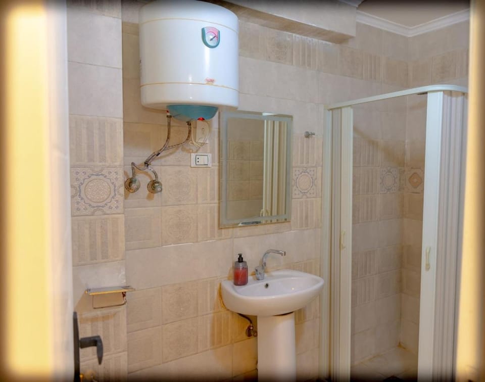 Spacious 2 bedrooms 1 bath with rooftop minutes to the Pyramids Apartment in Egypt