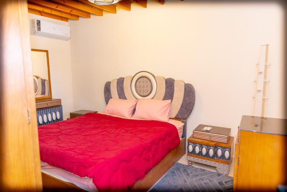 Spacious 2 bedrooms 1 bath with rooftop minutes to the Pyramids Apartment in Egypt