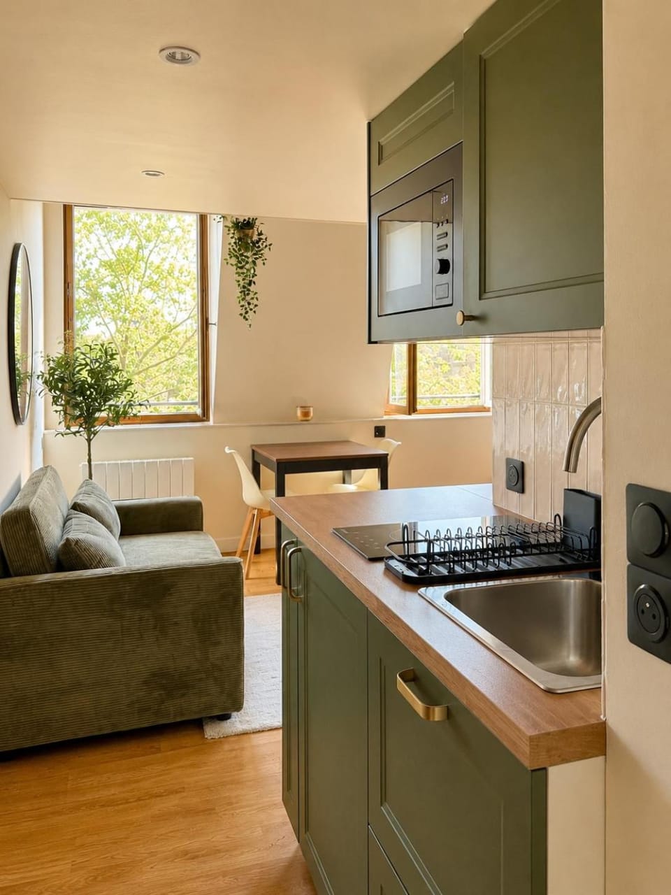 Coffee/tea facilities, microwave, oven, stove, toaster, kitchen