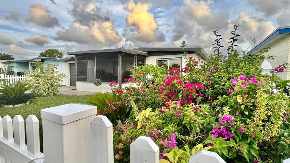 Fully Renovated Cozy Home Away from Home House in Pinellas Park