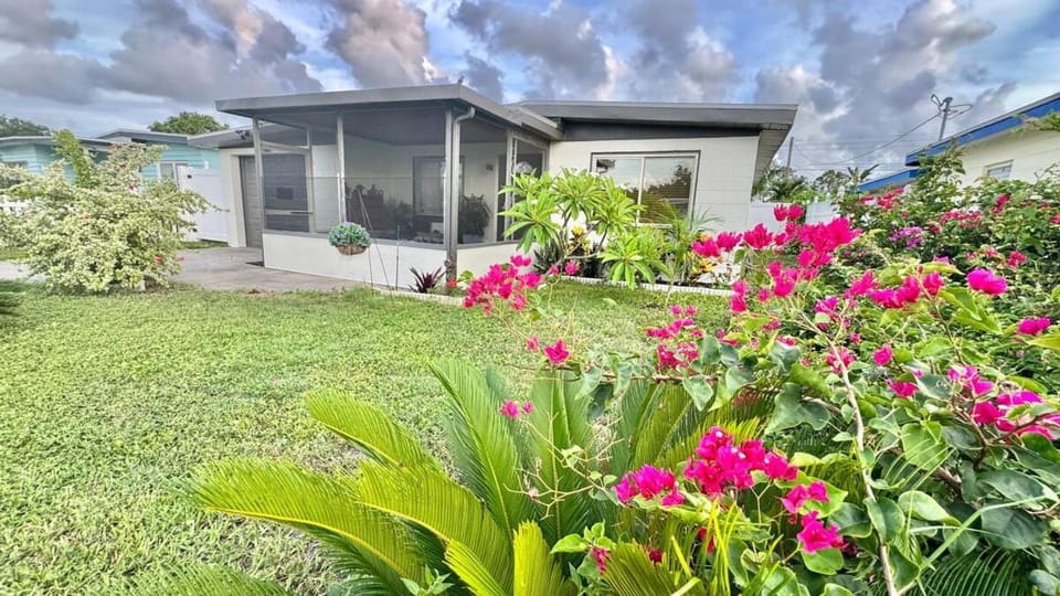 Fully Renovated Cozy Home Away from Home House in Pinellas Park