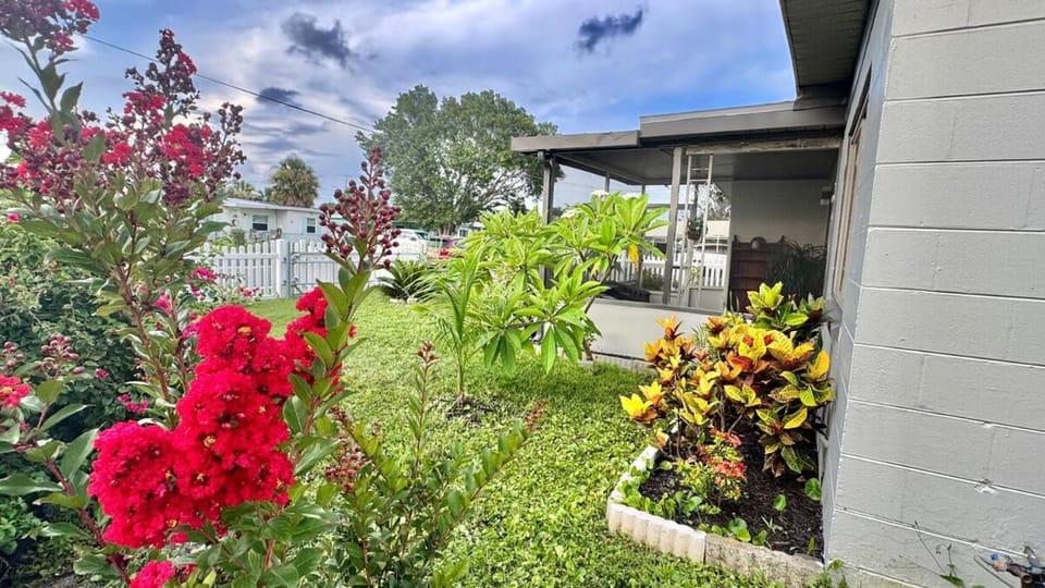 Fully Renovated Cozy Home Away from Home House in Pinellas Park