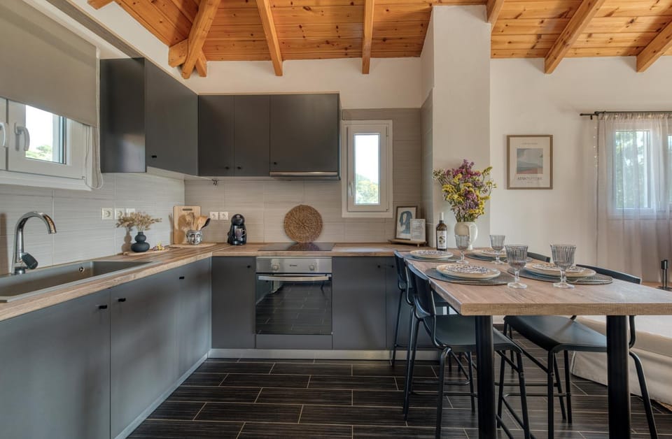 Coffee/tea facilities, Kitchen or kitchenette, Dining area, toaster, kitchen