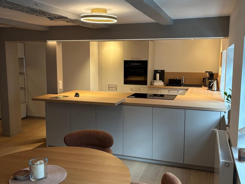 Coffee/tea facilities, Kitchen or kitchenette, Dining area, stove, stove, kitchen, kitchen