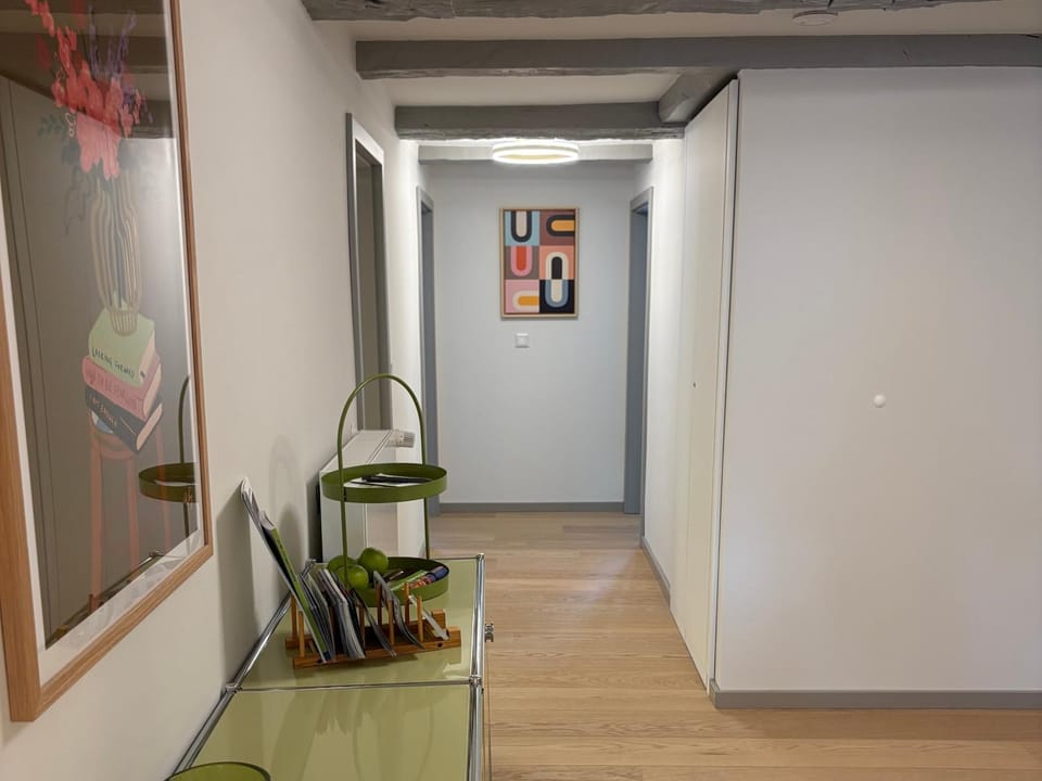 Photo of the whole room, Decorative detail