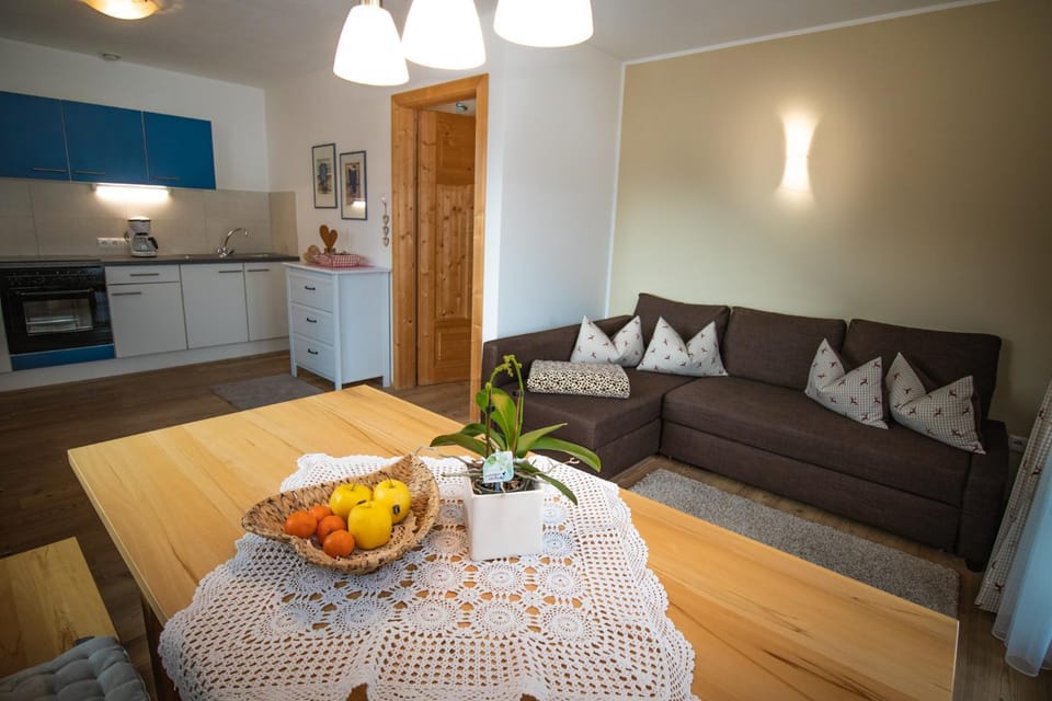 Living room, Food and drinks, Seating area, Dining area, kitchen