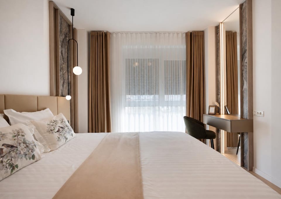 Bed, Seating area, Bedroom