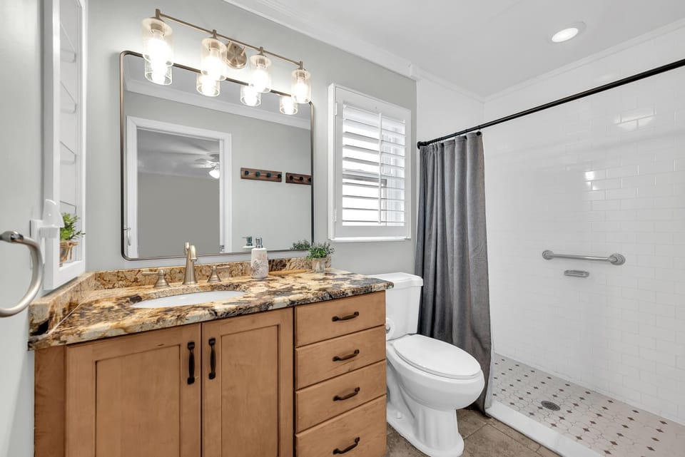 Shower, Toilet
