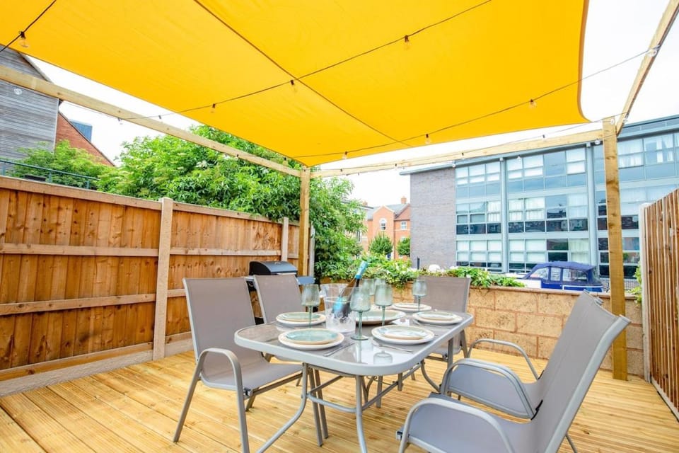 Victorian Canal Retreat 3 Bed & Stunning Garden House in Worcester