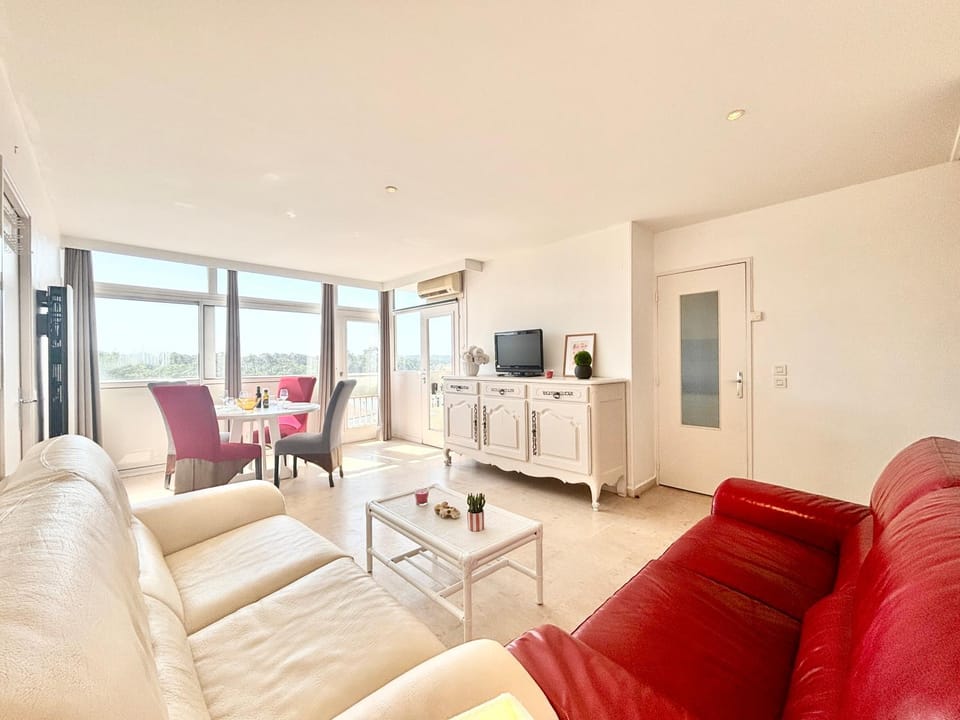 Communal lounge/ TV room, TV and multimedia, Living room, Seating area, Evening entertainment
