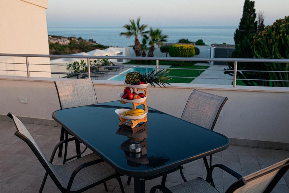Natural landscape, View (from property/room), Balcony/Terrace, Dining area, Sea view