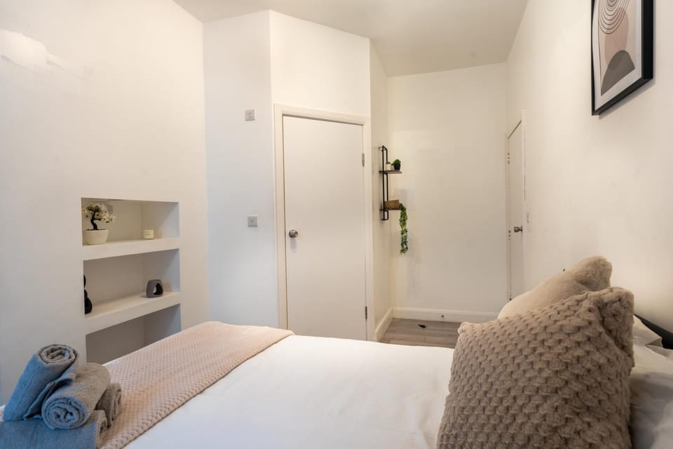 Modern 3 Bed Flat - 3 En-Suites - Parking - near Wembley Apartment in Edgware