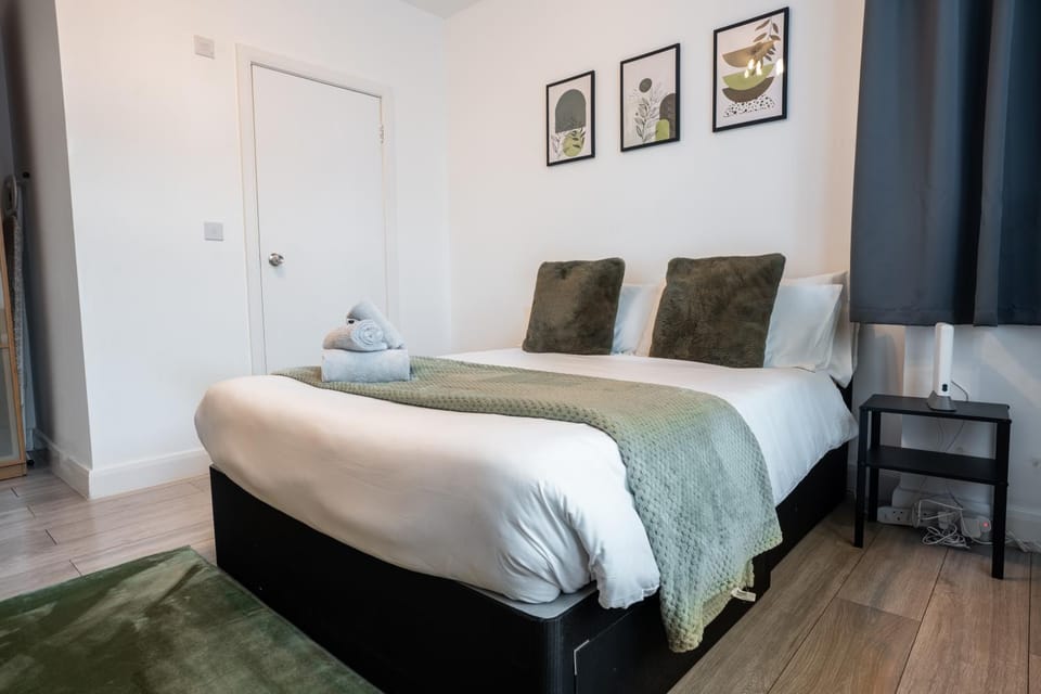 Modern 3 Bed Flat - 3 En-Suites - Parking - near Wembley Apartment in Edgware