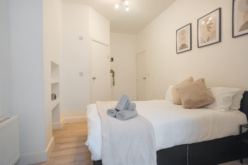 Modern 3 Bed Flat - 3 En-Suites - Parking - near Wembley Apartment in Edgware