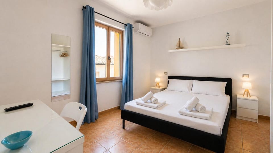 Bed, Photo of the whole room, Bedroom, towels