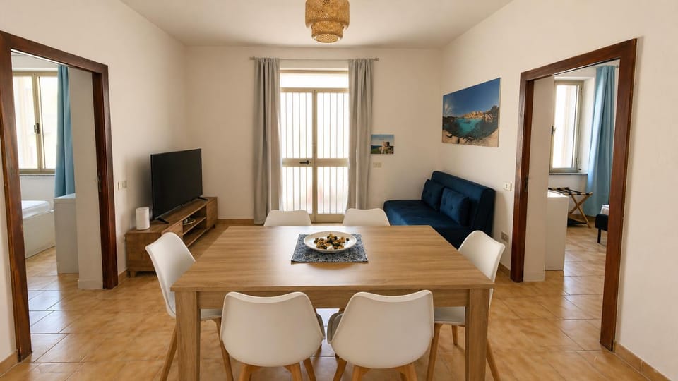 TV and multimedia, Living room, Food and drinks, Seating area, Dining area, Evening entertainment, Food