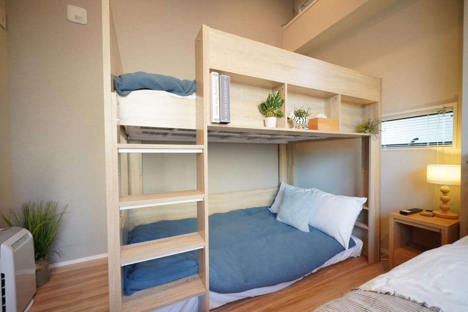 Bed, TV and multimedia, Bedroom, bunk bed, air conditioner