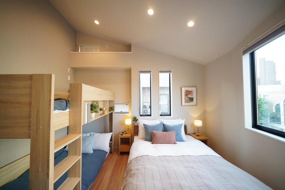 Bed, TV and multimedia, Bedroom, bunk bed, air conditioner