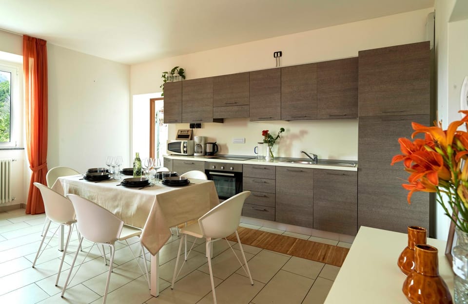 Kitchen or kitchenette, Dining area, microwave