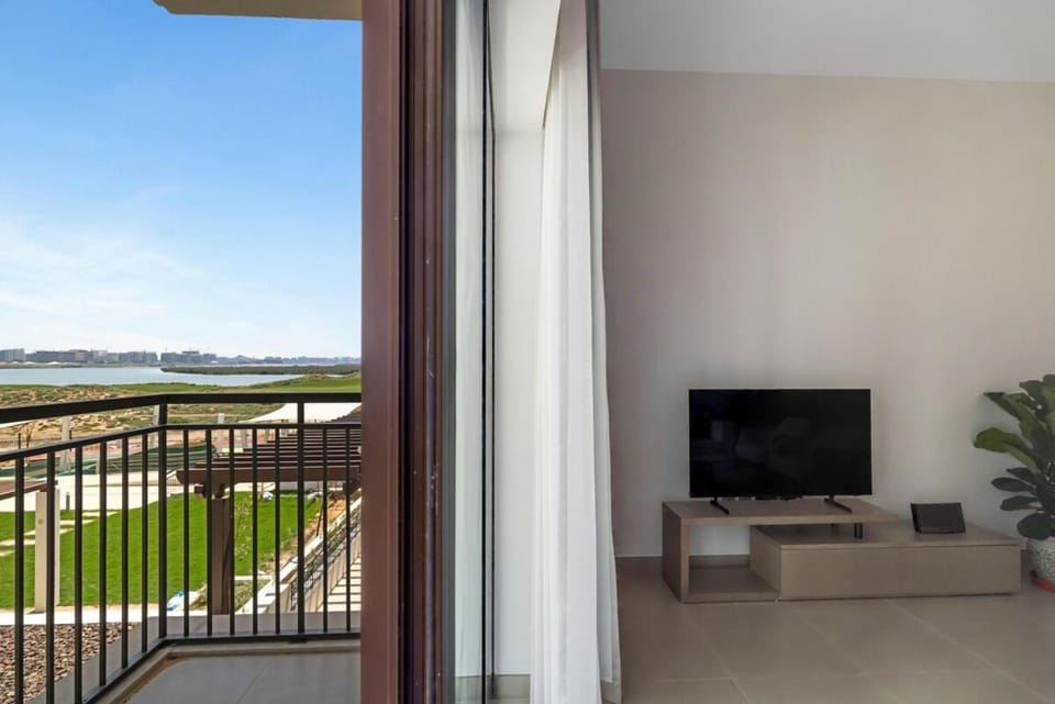 New golf course 2BR with stunning sunset views- Next to all Yas Island Attractions Apartment in Abu Dhabi