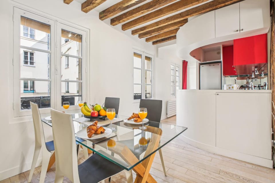 Kitchen or kitchenette, Food and drinks, Dining area, Food, Drinks