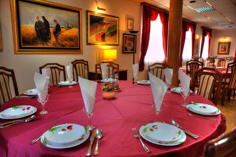 Restaurant/places to eat, Lounge or bar