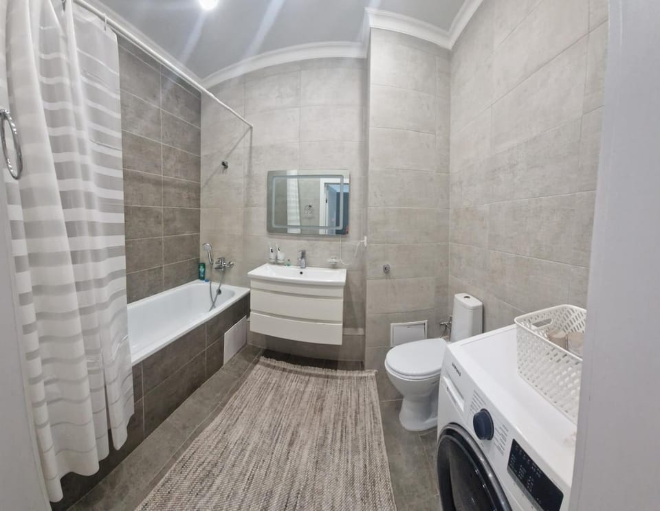 Shower, Toilet, Bathroom, towels, washing machine