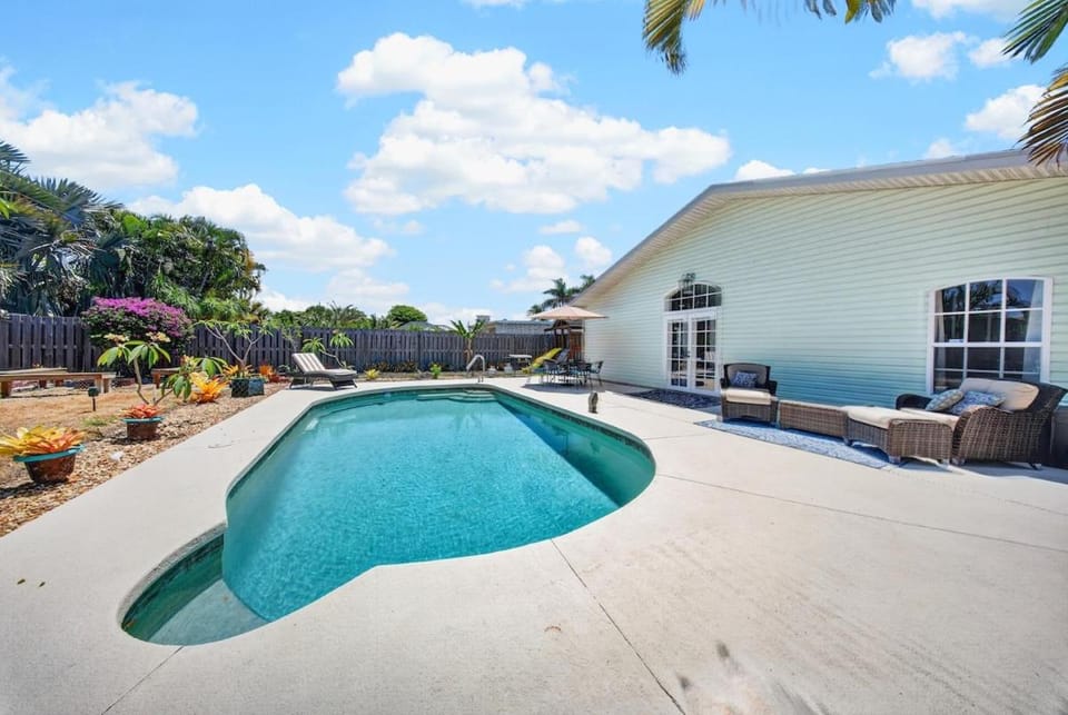 Plumeria Palms - Pool - Bike to Barefoot Beach House in North Naples