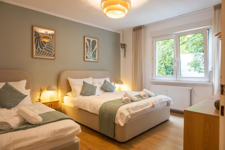 Bed, Bedroom, towels